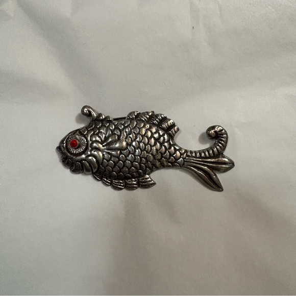 Other - VGT Silver Fish-shaped Pendant Brooch Accessory Coral Eyes